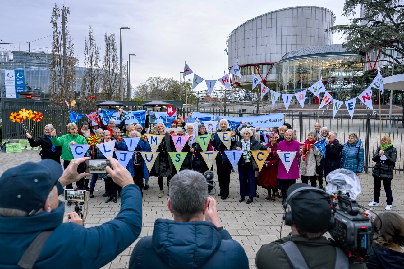 Les Ainées pour la protection du climat posent ensemble lors d'une audience publique devant la Grande Chambre de la Cour européenne des droits de l'homme (CEDH) le 29 mars à Strasbourg.