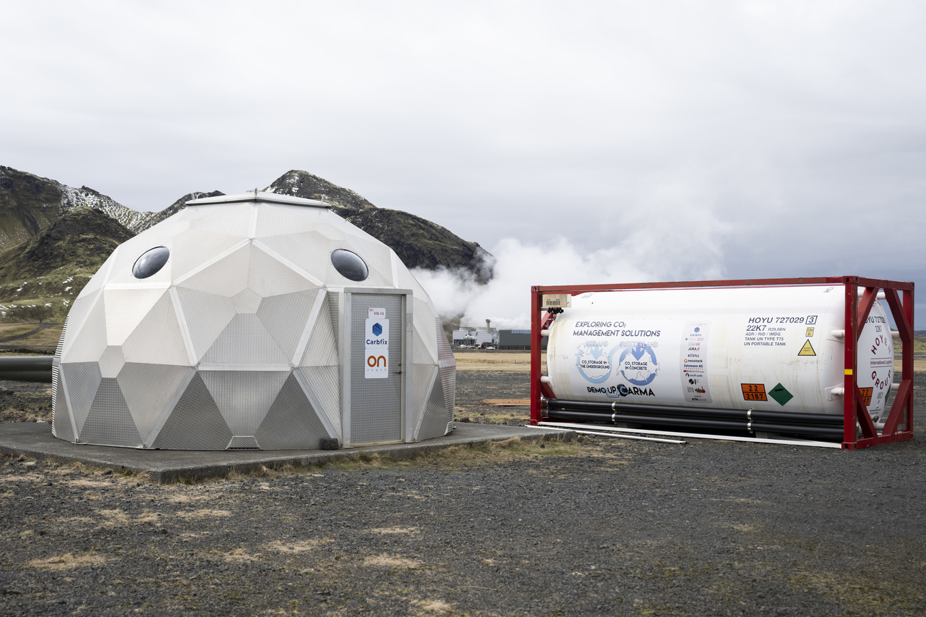 Dans le cadre du projet pilote DemoUpCarma, le CO2 suisse est mélangé à l'eau de mer en Islande, puis pompé sous terre, où il se lie au basalte et devrait former du calcaire en quelques années.