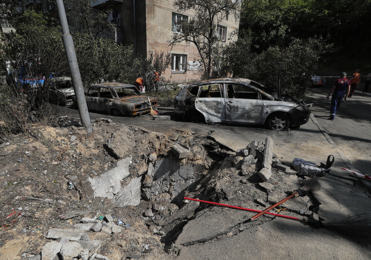 Gli effetti di un "drone kamikaze" caduto a Kiev.