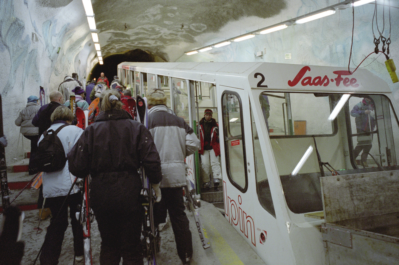 Persone nei pressi di un vagone del metrò alpino di Saas Fee (VS).