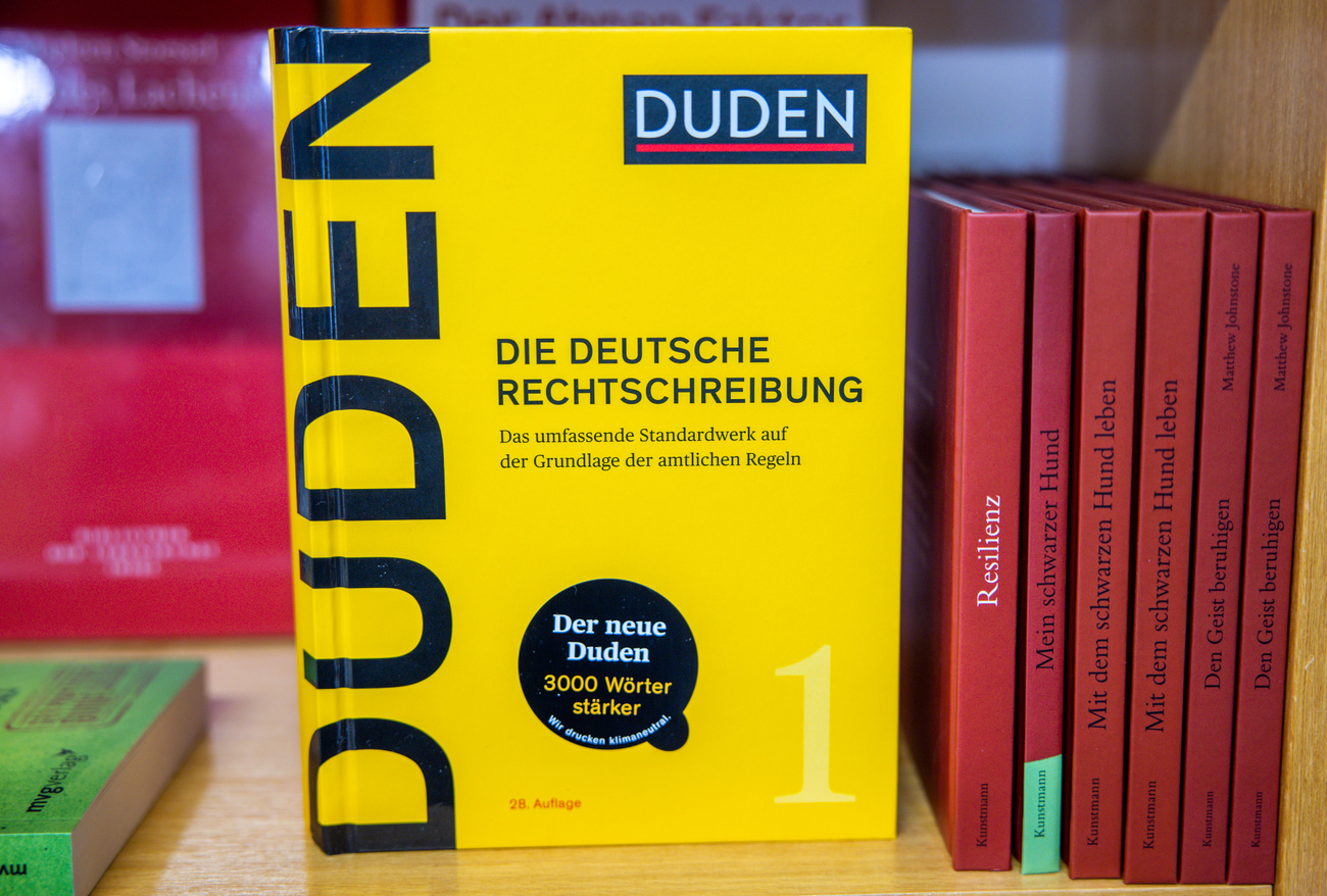 Ein Duden auf dem Tisch aufgestellt