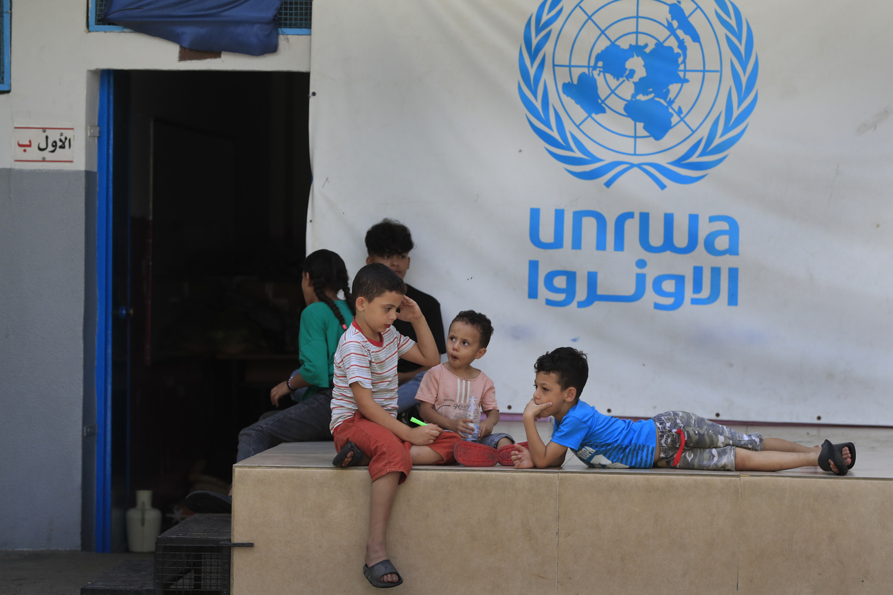 Una bandiera con il logo dell'UNRWA.