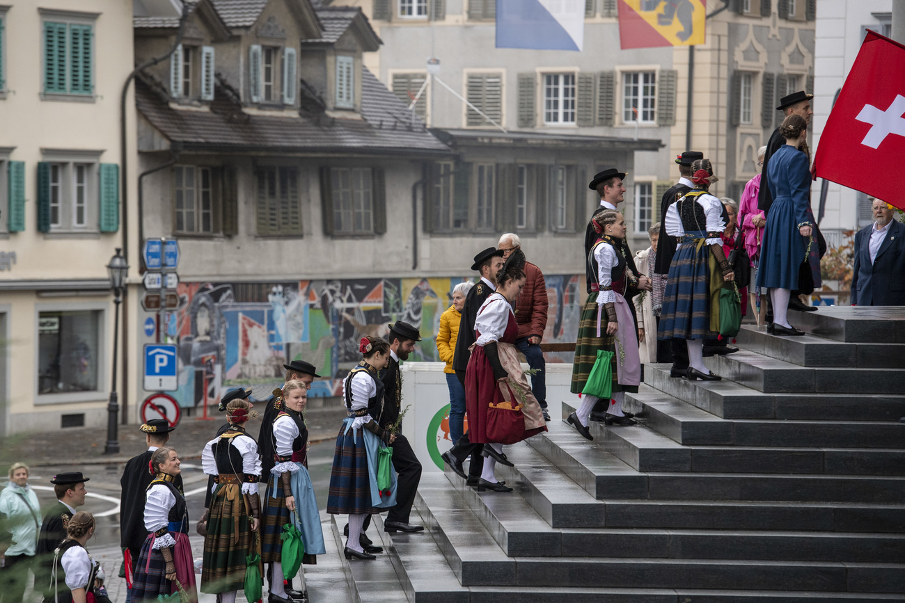 Uomini e donne nei costumi tipici nel Canton Nidvaldo.