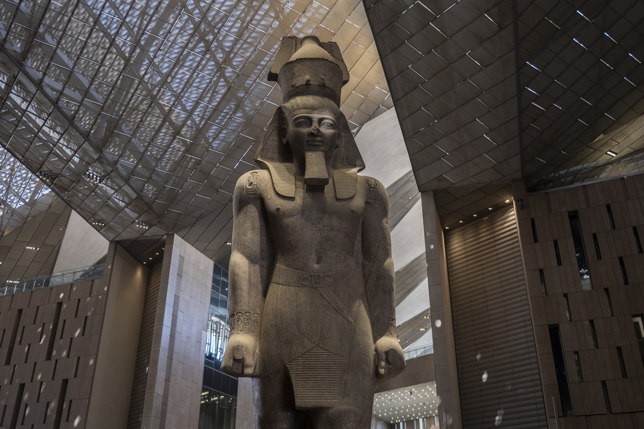 エジプトのギザにある大エジプト博物館にて、プレス内覧会中に展示されたラムセス2世の石像
