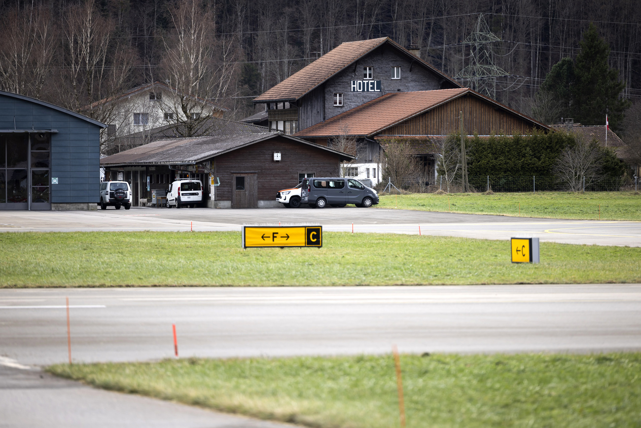 迈林根军用机场机库旁边现已关闭的Rössli酒店。