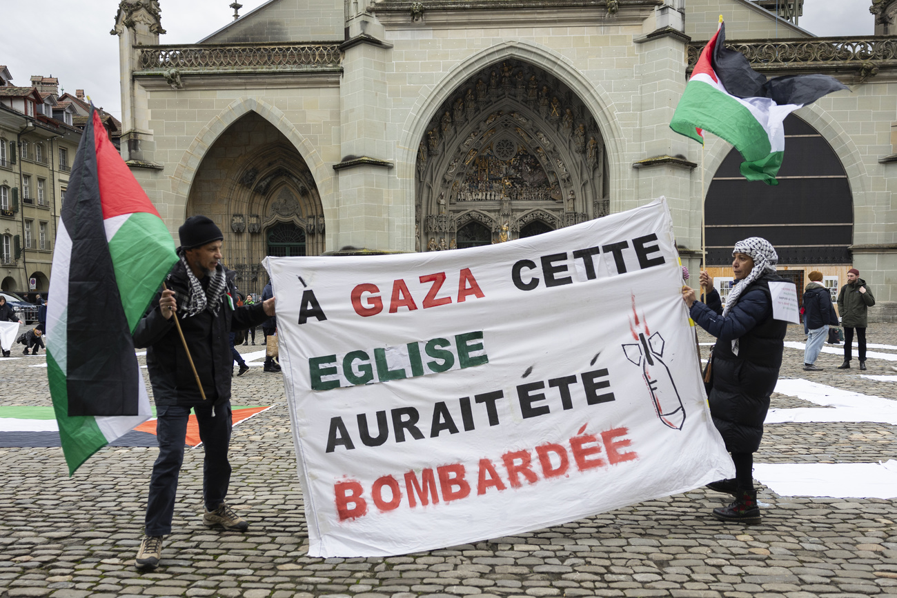 Demonstranten tragen ein Transparent während einer Pro-Palästina-Demonstration in Bern, Schweiz, Samstag, 6. Januar 2024.