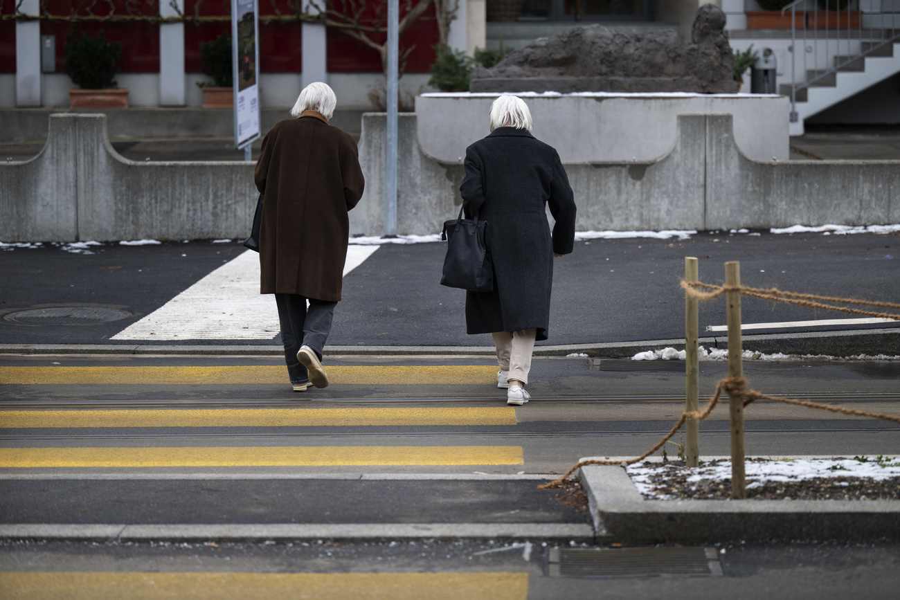anziani fotografati di schiena su passaggio pedonale