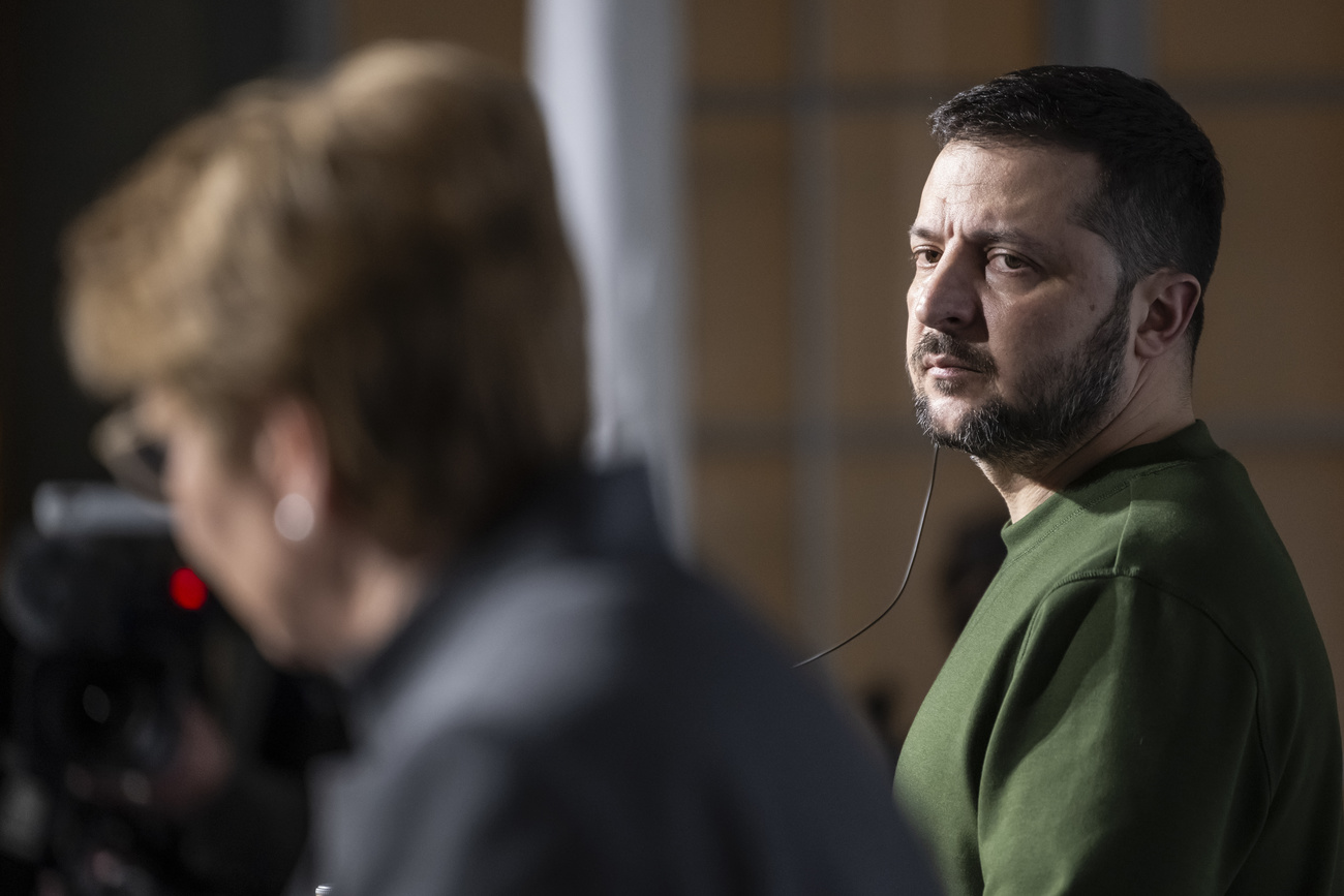 Wolodimir Selenski blickt in die Kamera
