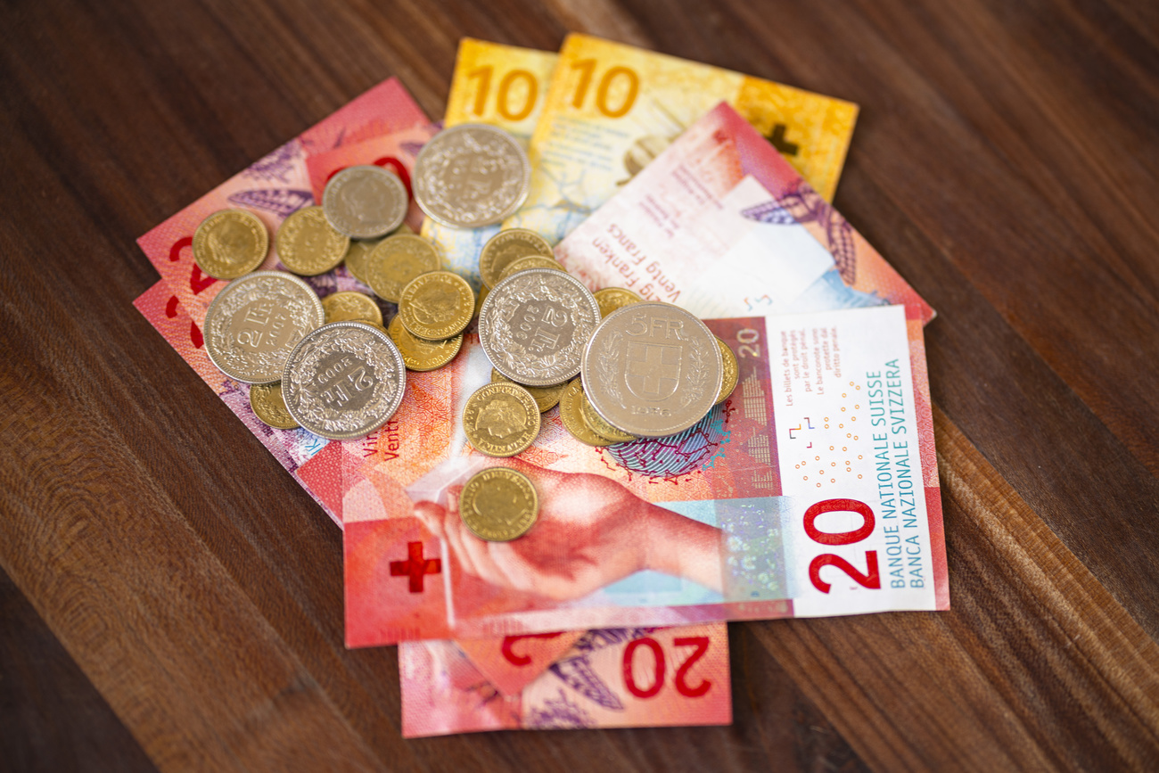 Monete e banconote svizzere su un tavolo.
