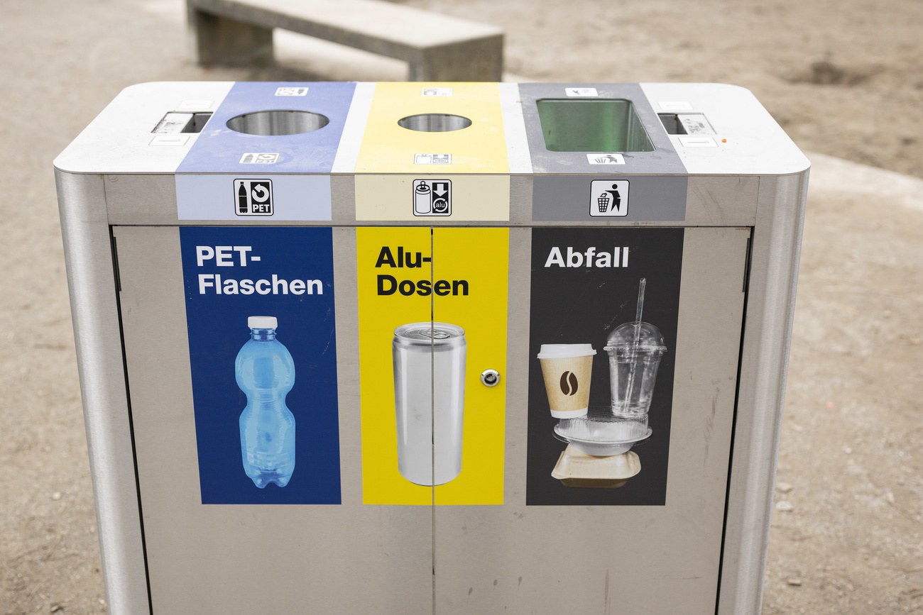 Behälter mit Recycling für Abfall , Pet und Alu
