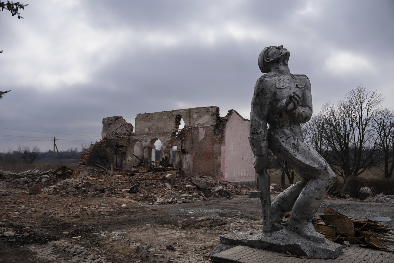 Statue soviétique près de ruines en Ukraine