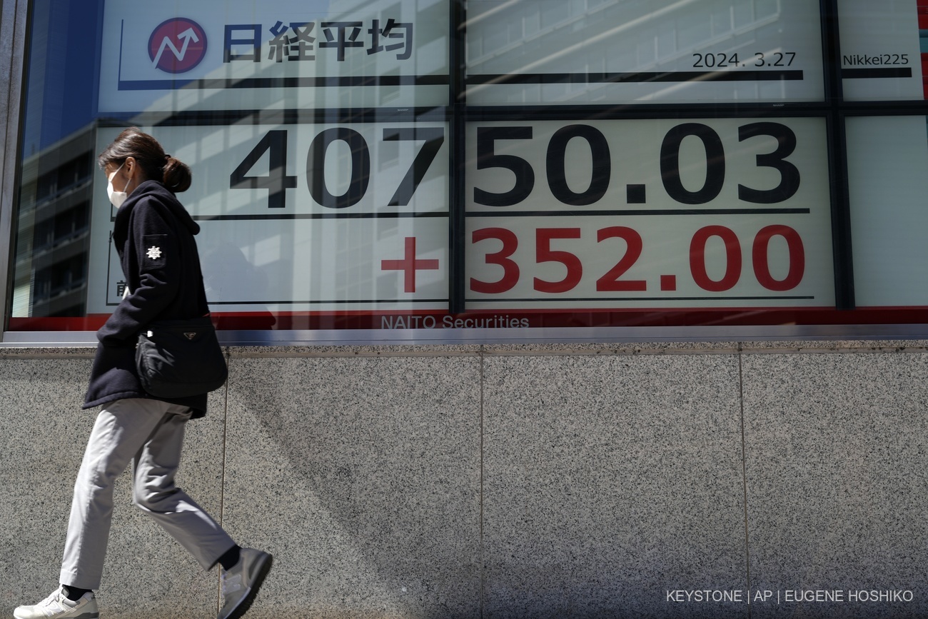 日経平均株価が4万円台に到達したことを示す街頭の株価ボード