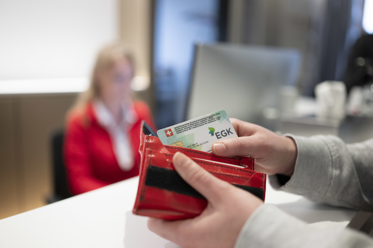 Krankenkassenkarte lugt aus Portmonnaie