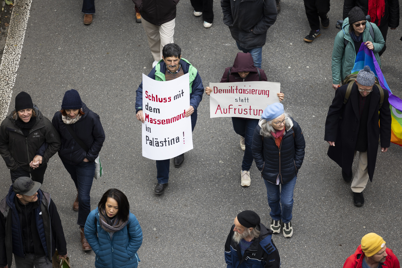 تحت شعار "نزع السلاح بدلًا من إعادة التسلح"، تظاهر المُشاركون.ات في مسيرة عيد الفصح السنوية التقليدية من أجل عالم أكثر سلامًا يوم الاثنين 1 أبريل 2024 في برن.
