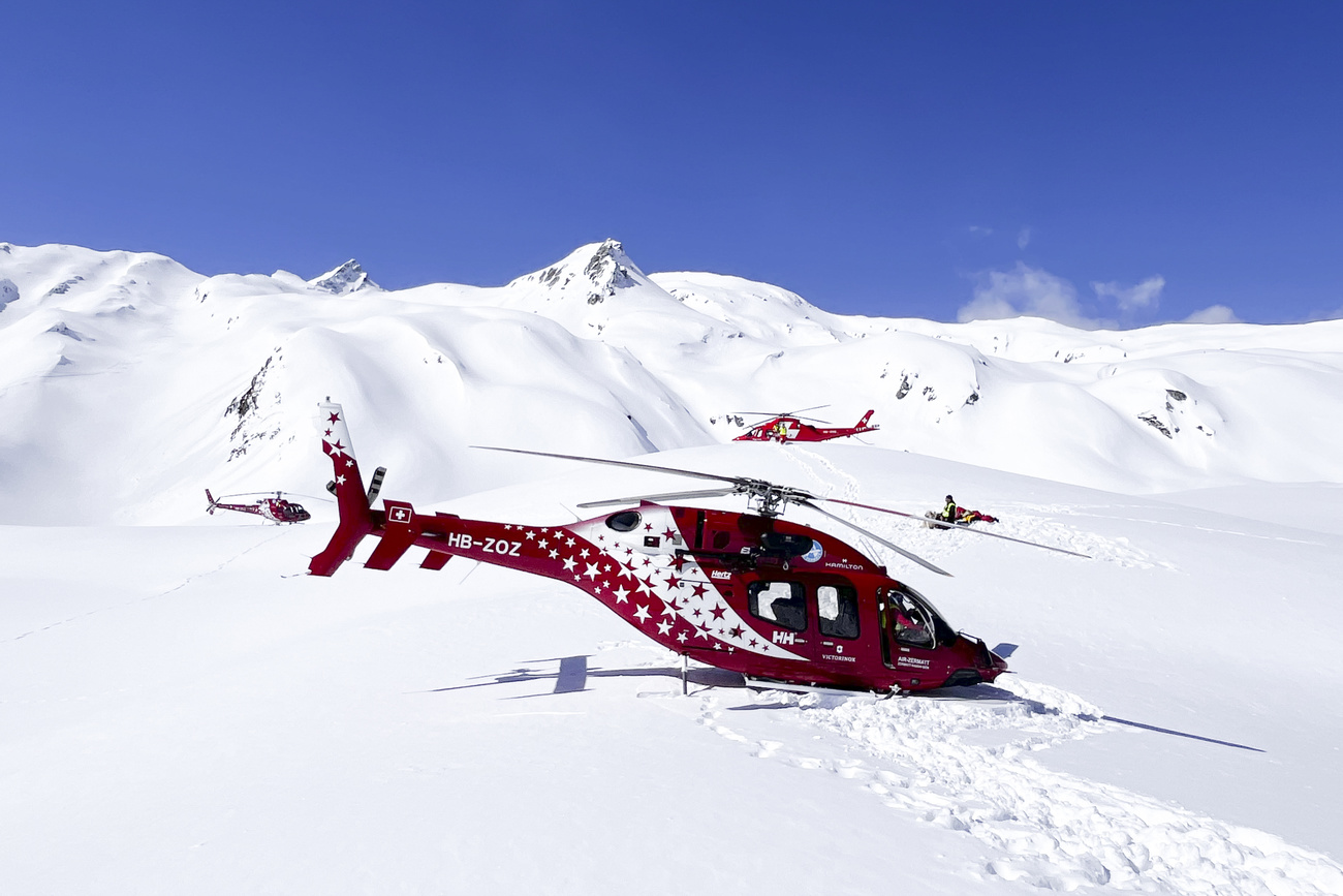 Sull'elicottero, oltre al pilota, c'erano una guida alpina e altri quattro passeggeri.
