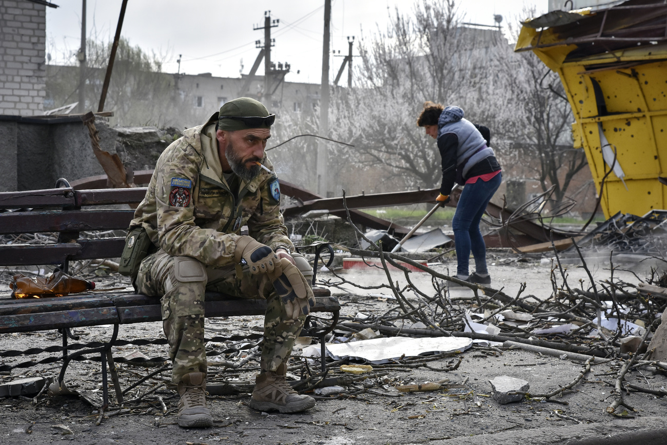 soldato ucraino fuma seduto si una panchina