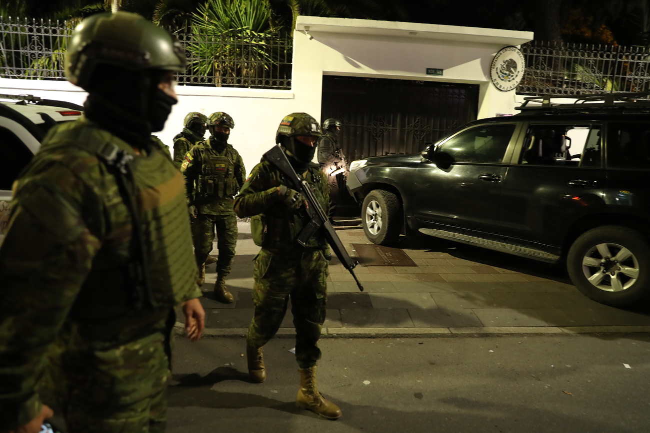 Agenti all'esterno dell'ambasciata messicana a Quito.