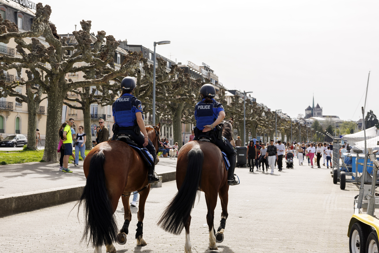 2024年4月6日，两名骑警在日内瓦Gustave Ador码头巡逻。