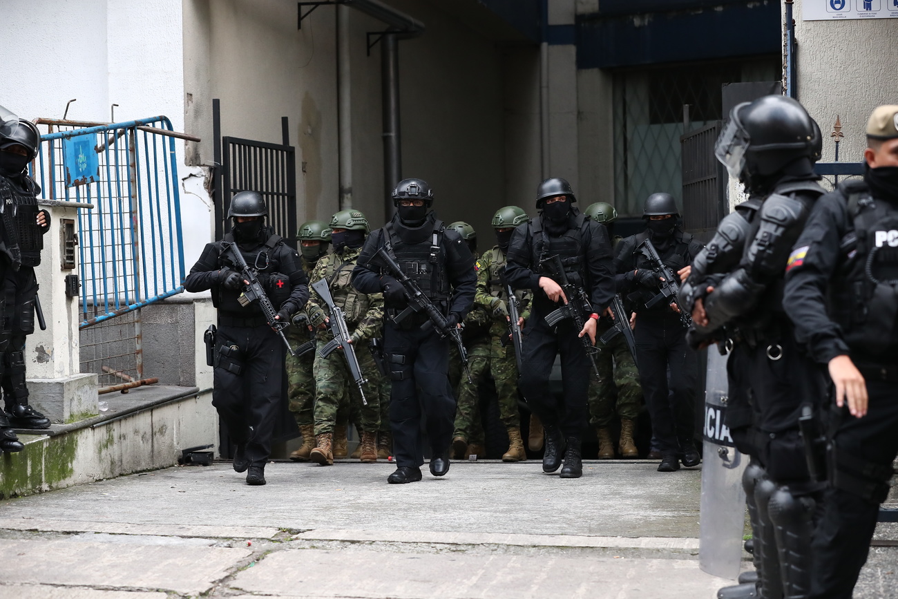 Poliziotti e militari in Ecuador.