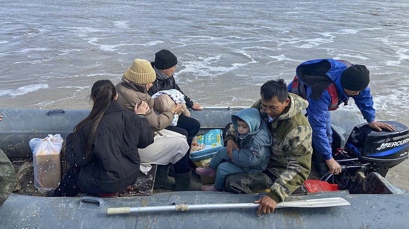 Civili evacuati su un gommone nel Kazakistan occidentale.