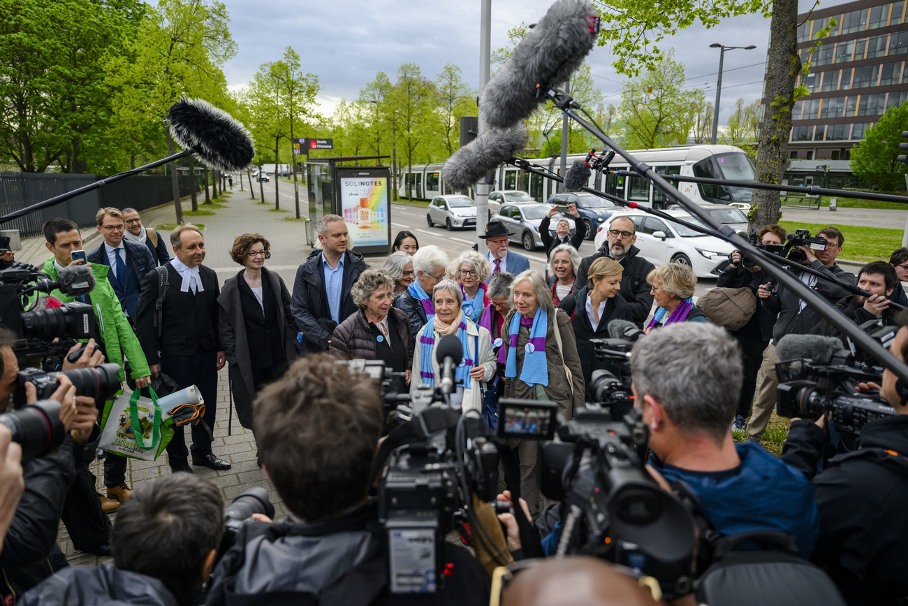 Alcune rappresentanti dell'associazione "Anziane per il clima" dopo la sentenza della Corte europea dei diritti umani contro la politica climatica della Svizzera, il 9 aprile 2024.