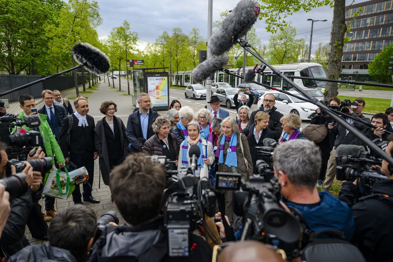 Die Klimaleibe Schweiz mit Anne Mahrer, rechts, Co-Präsidentin der Klimaleibe und Rosmarie Wydler-Waelti, Co-Präsidentin der Klimaleibe, kommen mit den Anwälten vor der Veröffentlichung der Entscheidung der Großen Kammer des Europäischen Gerichtshofs für Menschenrechte über die Klage der Klimaschützerinnen Schweiz bei einer öffentlichen Anhörung vor der Großen Kammer des Europäischen Gerichtshofs für Menschenrechte (EGMR) am Dienstag, den 9. April 2024, in Straßburg, Frankreich, an