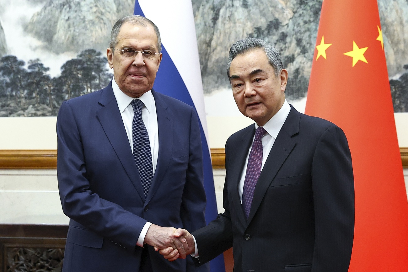 Auf diesem vom Pressedienst des russischen Außenministeriums am Dienstag, 9. April 2024, veröffentlichten Foto posieren der russische Außenminister Sergej Lawrow (links) und der chinesische Außenminister Wang Yi vor ihren Gesprächen in Peking für ein Foto. Der russische Außenminister Sergej Lawrow besucht Peking, um inmitten des zermürbenden Krieges Moskaus gegen die Ukraine die Stärke der Beziehungen zum engen diplomatischen Partner China zu demonstrieren. (Pressedienst des russischen Außenministeriums via AP)