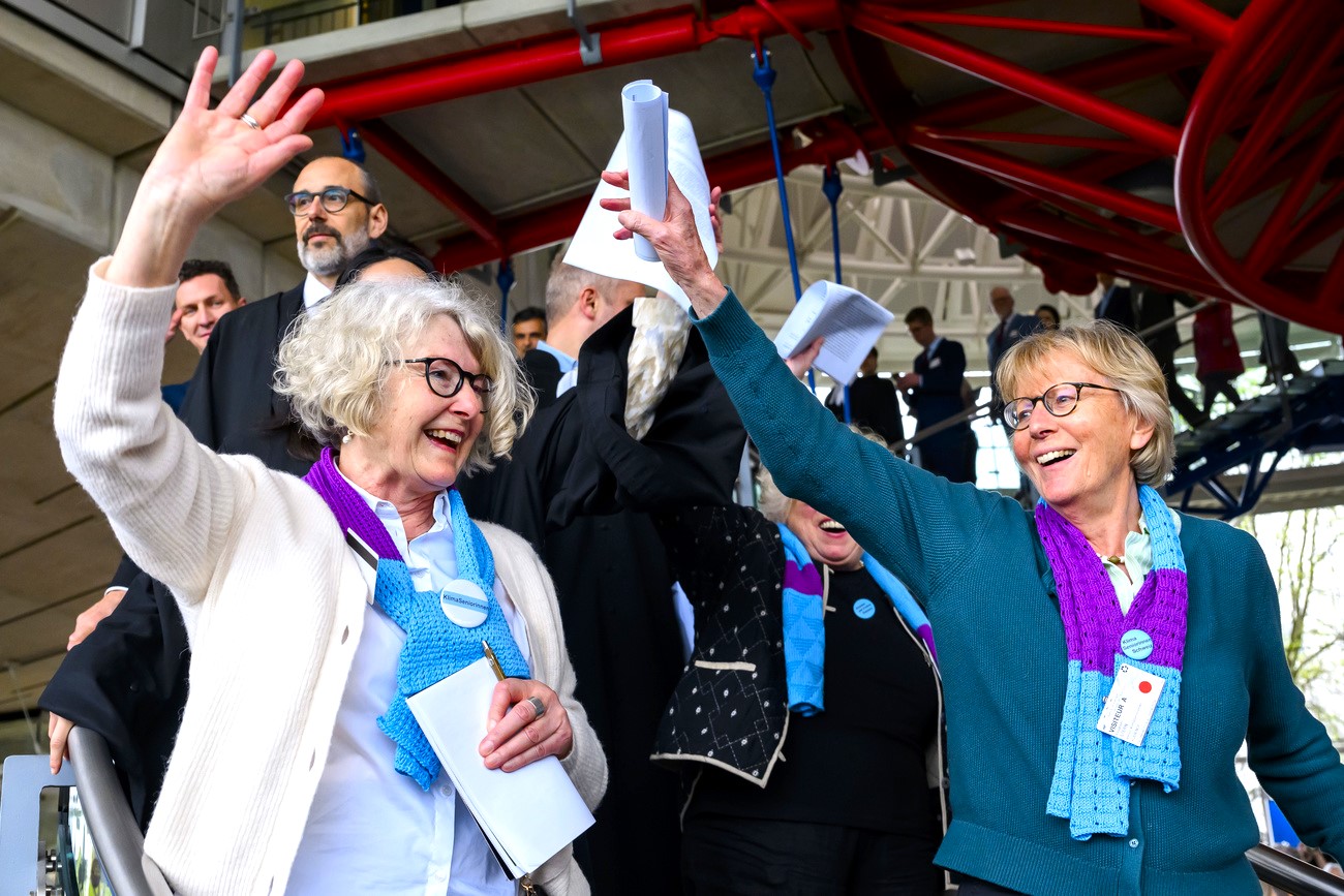 Les Ainees pour le climat Suisse reagissent apres la publication de la decision de La Grande Chambre de la Cour europeenne des droits de l'homme suite a la requete deposee par les Ainees pour le climat Suisse (Klimaseniorinnen Schweiz) lors d'une audience publique devant La Grande Chambre de la Cour europeenne des droits de l'homme (CEDH) le mardi 9 avril 2024 a Strasbourg en France. La Cour europeenne des droits de l'homme (CEDH) a condamne ce mardi la Suisse pour violation de la Convention des droits de l'homme, donnant raison a l'association "Ainees pour le climat" qui attaquait l'inaction de la Suisse face au changement climatique.