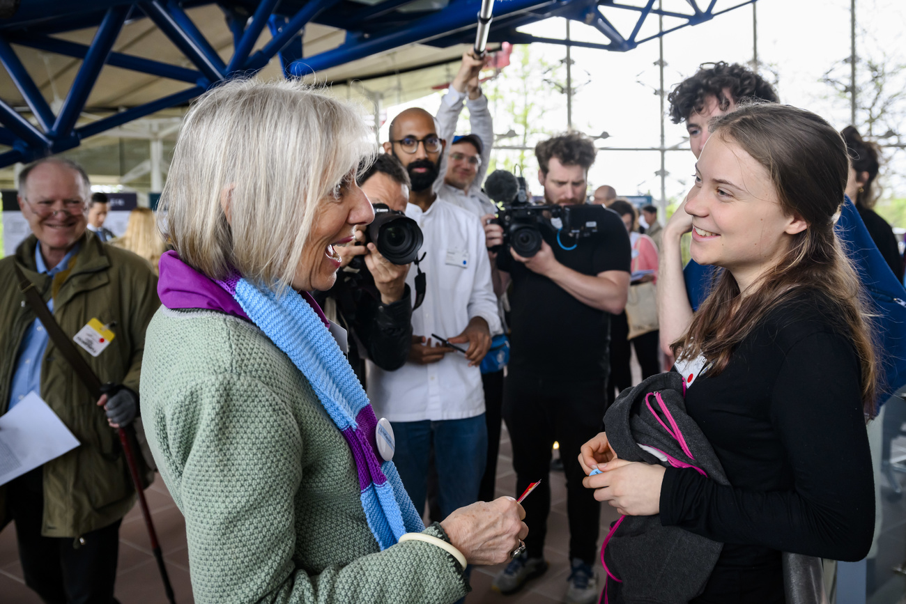 un senora mayor con la activista Greta Thunberg