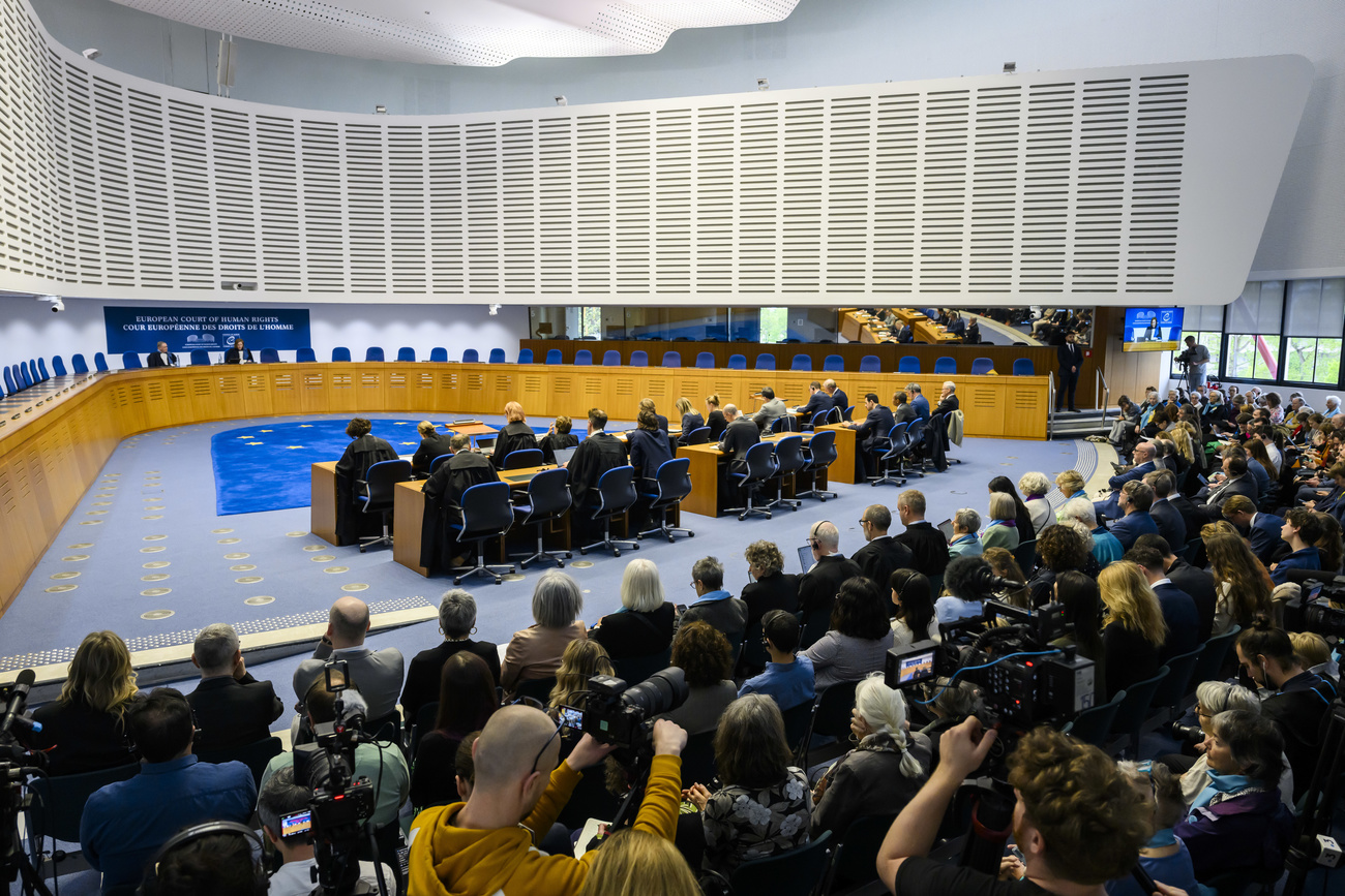 Une assemblée se tient devant les juges de la Cour européenne des droits de l'homme qui s'apprête à condamner la Suisse pour inaction climatique.