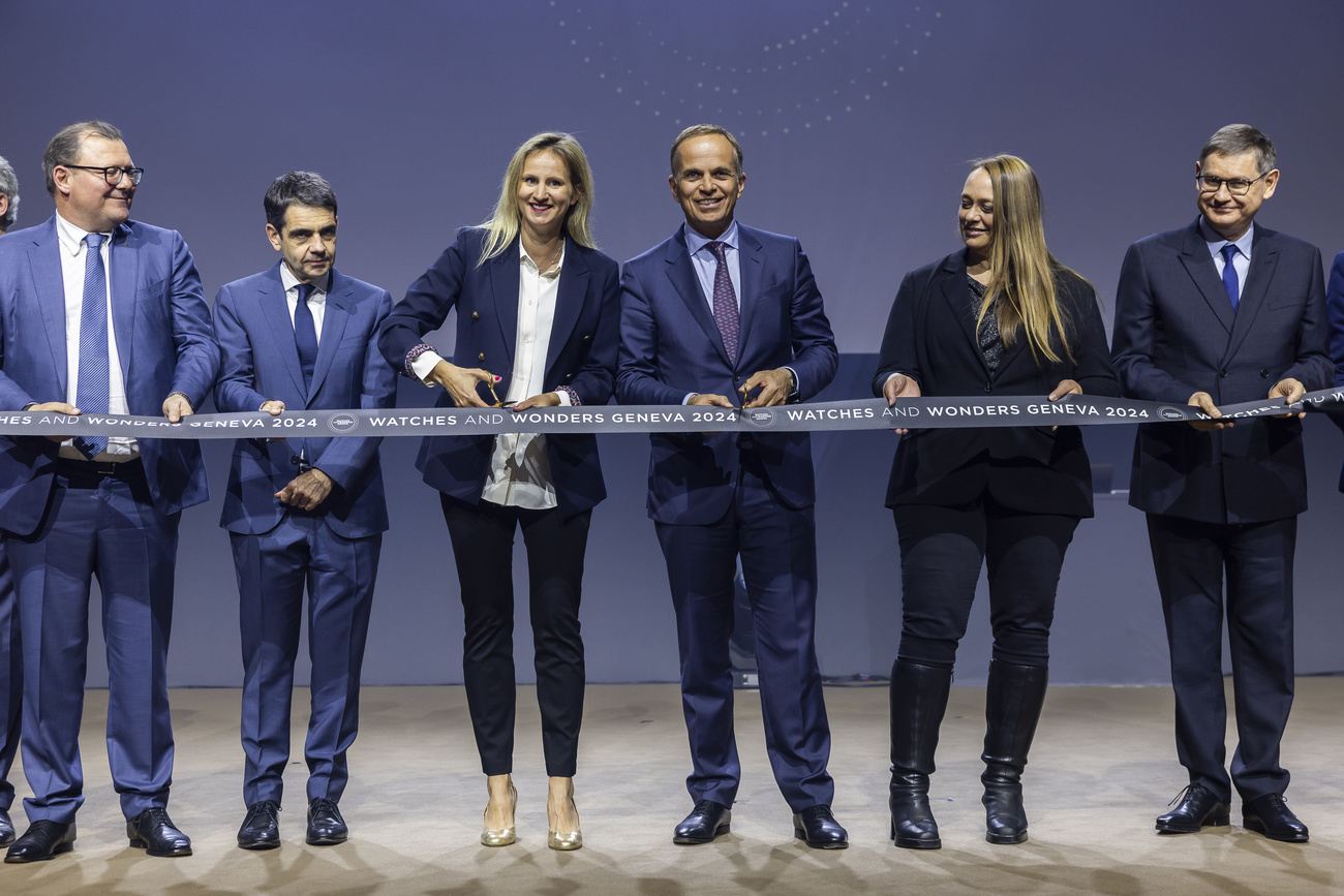 La conseillère d'Etat genevoise Delphine Bachmann (3e depuis la gauche) inaugure l'édition 2024 de Watches and Wonders, le 9 avril à Genève.