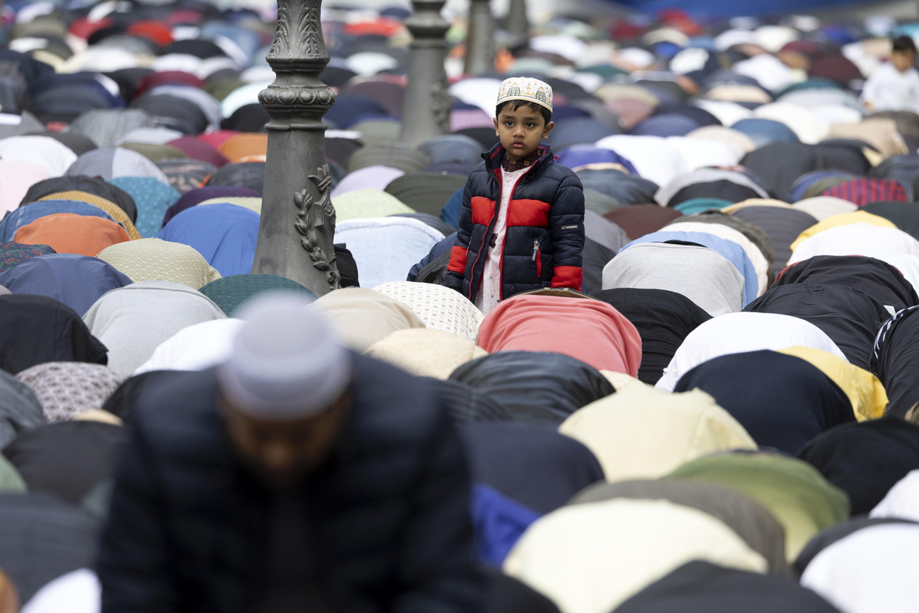 uomini musulmani in preghiera