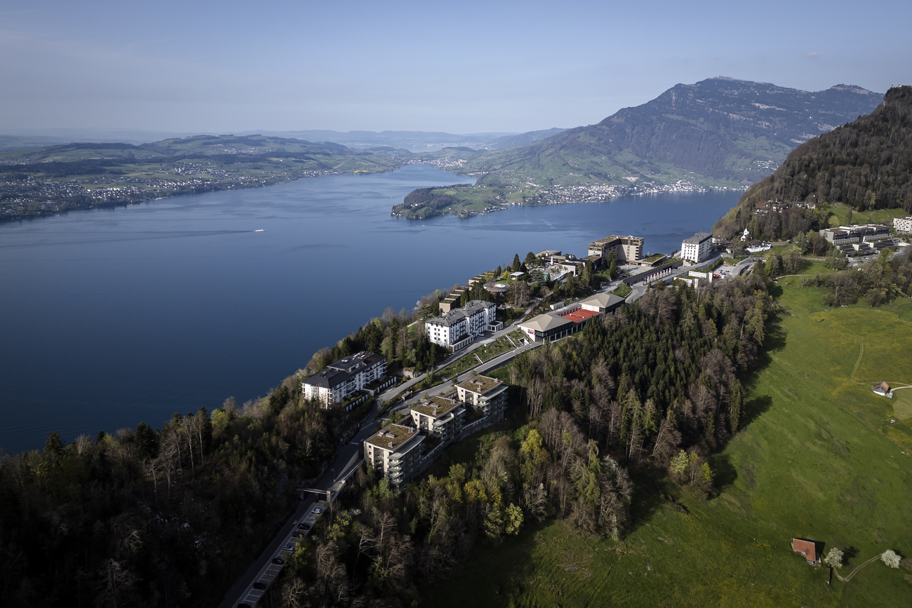 Luxushotel Bürgenstock über dem Vierwaldstättersee in einer Luftaufnahme