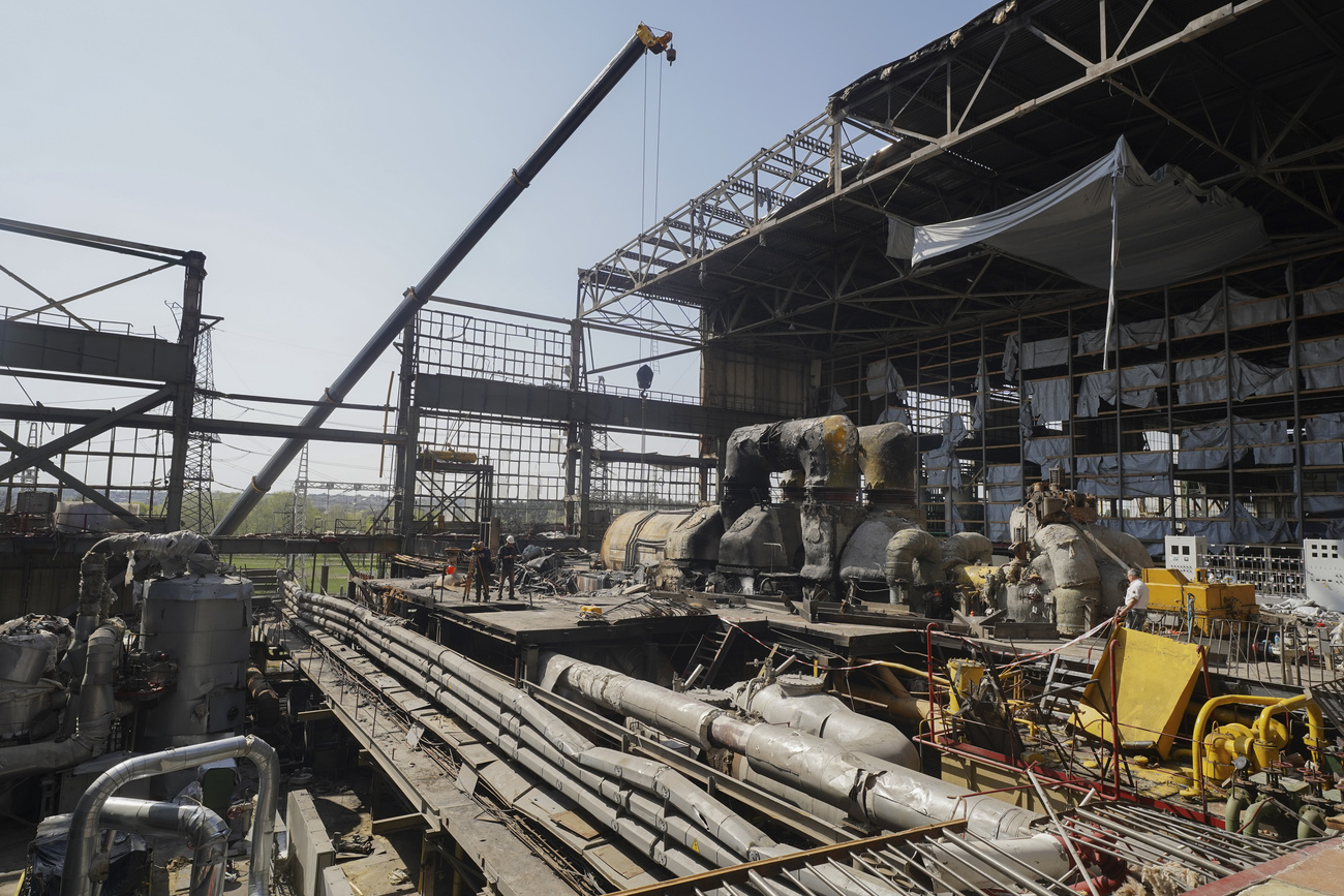 Восстановительные работы на теплоэлектростанции, одной из крупнейших в стране, разрушенной в результате российских ракетных ударов, регион Харькова, Украина, пятница, 12 апреля 2024 года.