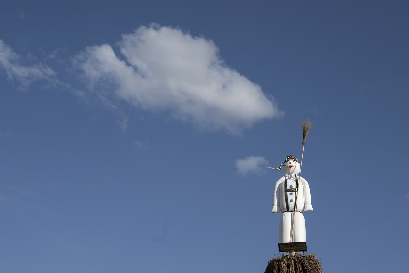 セクセロイテン広場に立つ雪男。今年は強風のため雪男を燃やす行事は中止になった