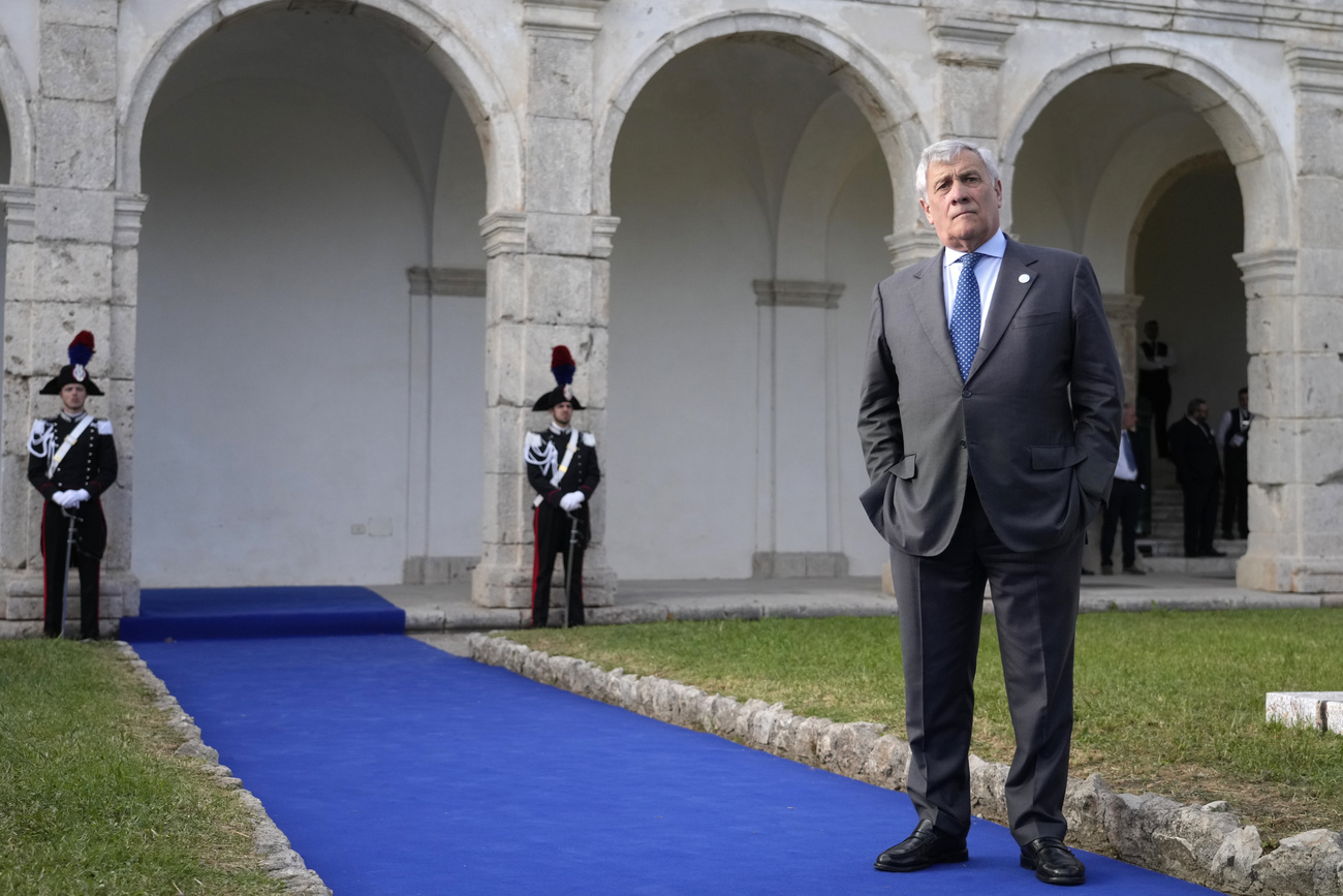 Il ministro italiano Antonio Tajani attende gli illustri ospiti a Capri.