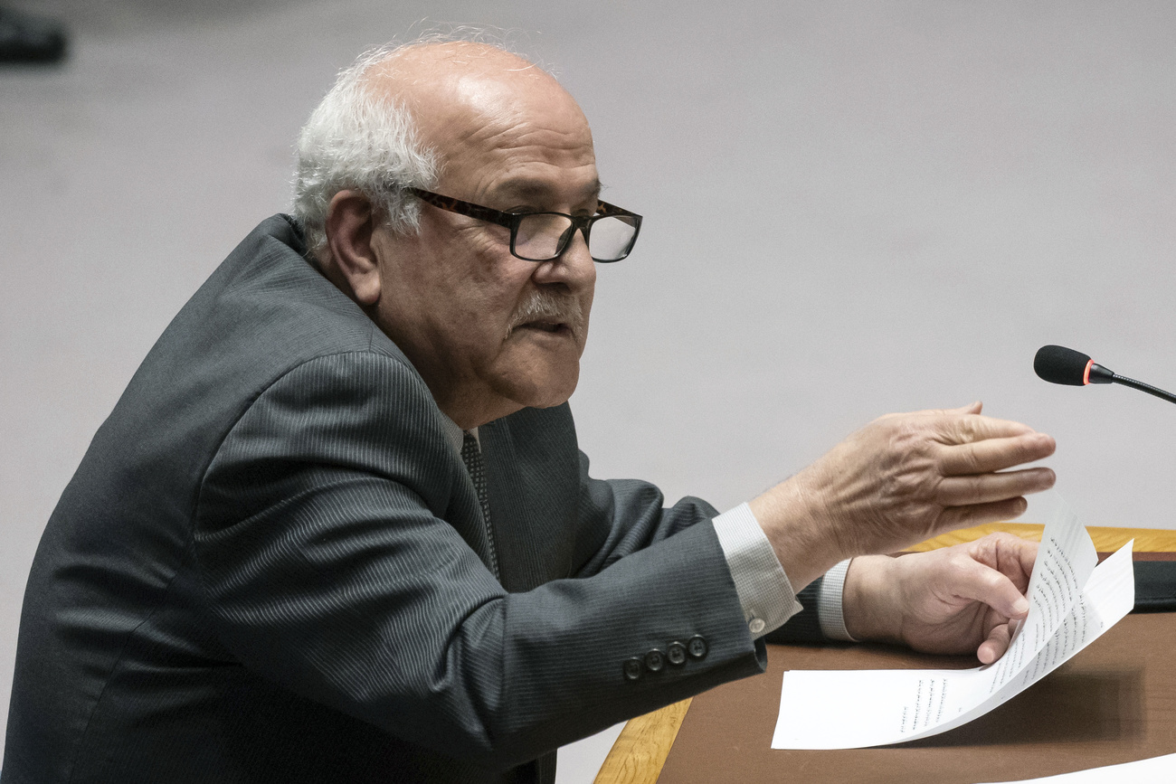 السفير الفلسطيني لدى الأمم المتحدة، رياض منصور، يتحدث في اجتماع مجلس الأمن الدولي في 18 أبريل 2024.