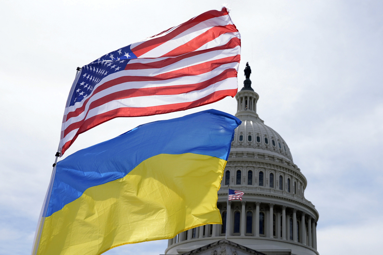 Le bandiere di Ucraina e USA sventolano davanti al Campidoglio.