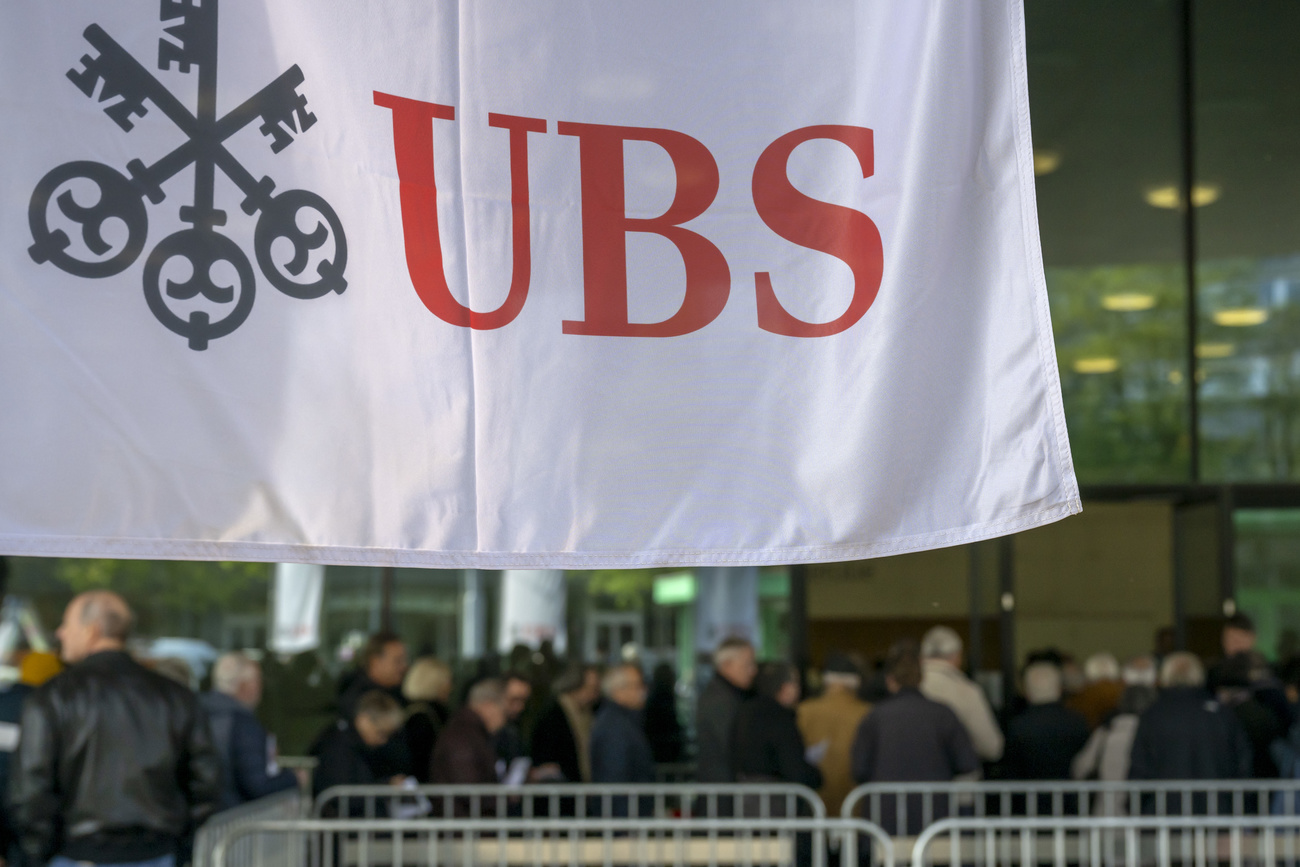 Il logo di UBS all'entrata della St.Jakobshalle, luogo dell'assemblea generale.