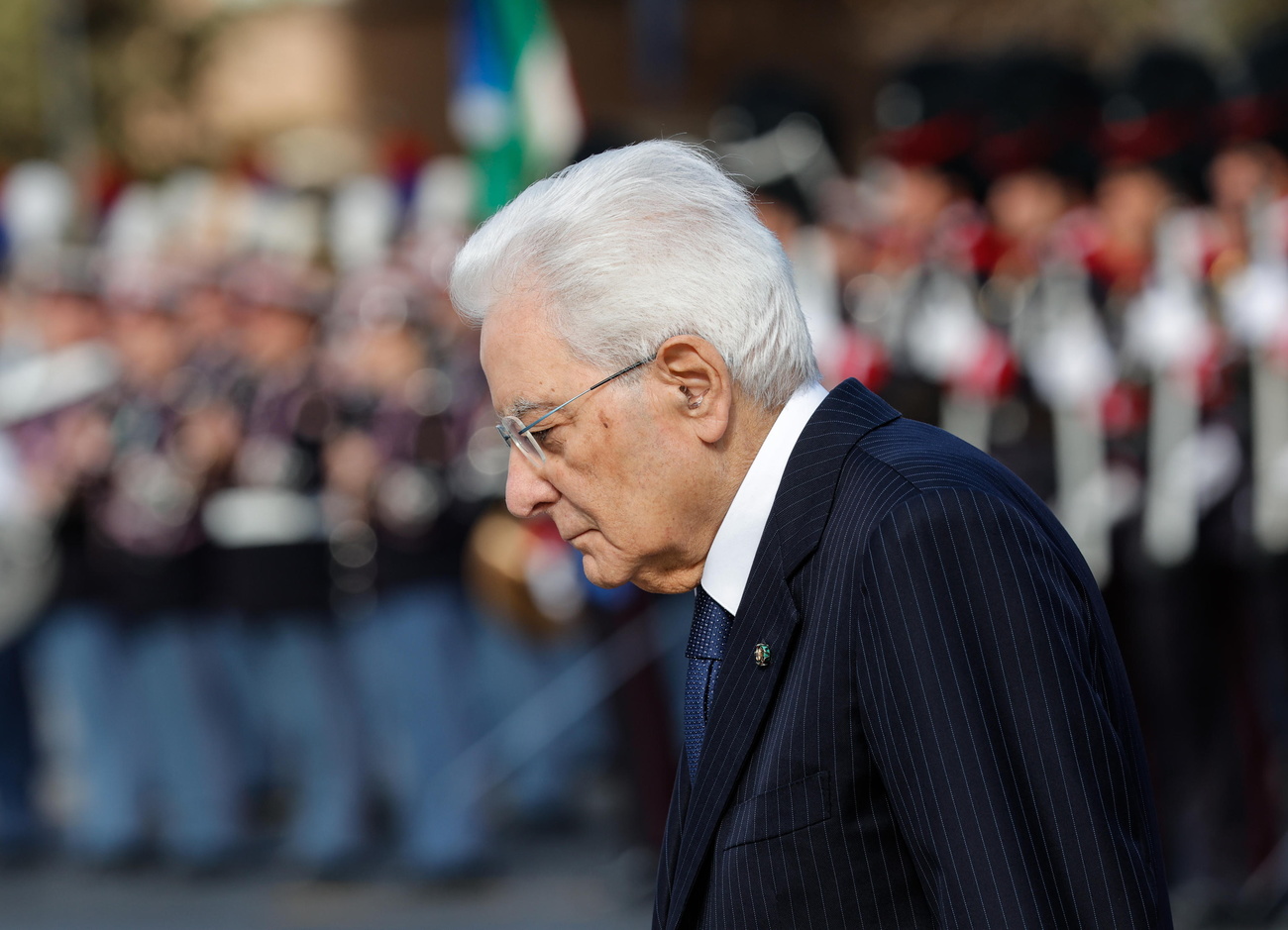 Il presidente italiano Sergio Mattarella si inchina davanti all'Altare della Patria nel anniversario della Liberazione dal nazifascismo.