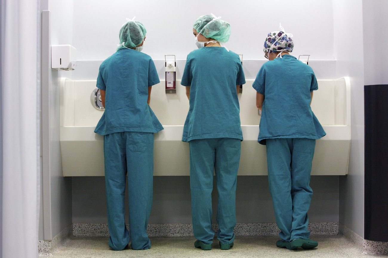 Personnel médical en train de se laver les mains.