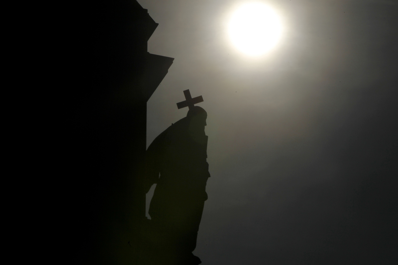 Una chiesa nella nebbia.