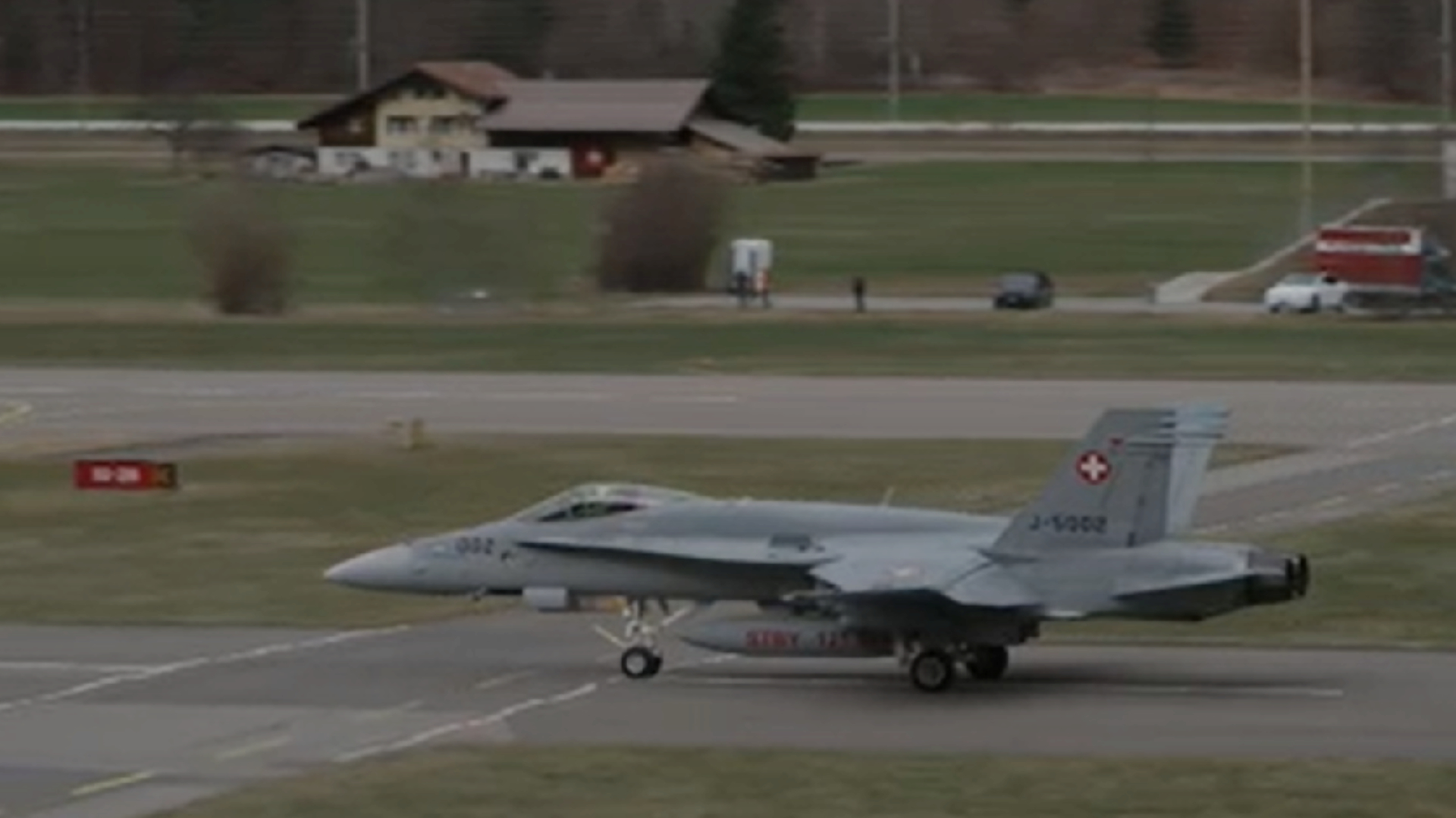 Un avion militaire sur la piste de l'aéroport de Meiringen.
