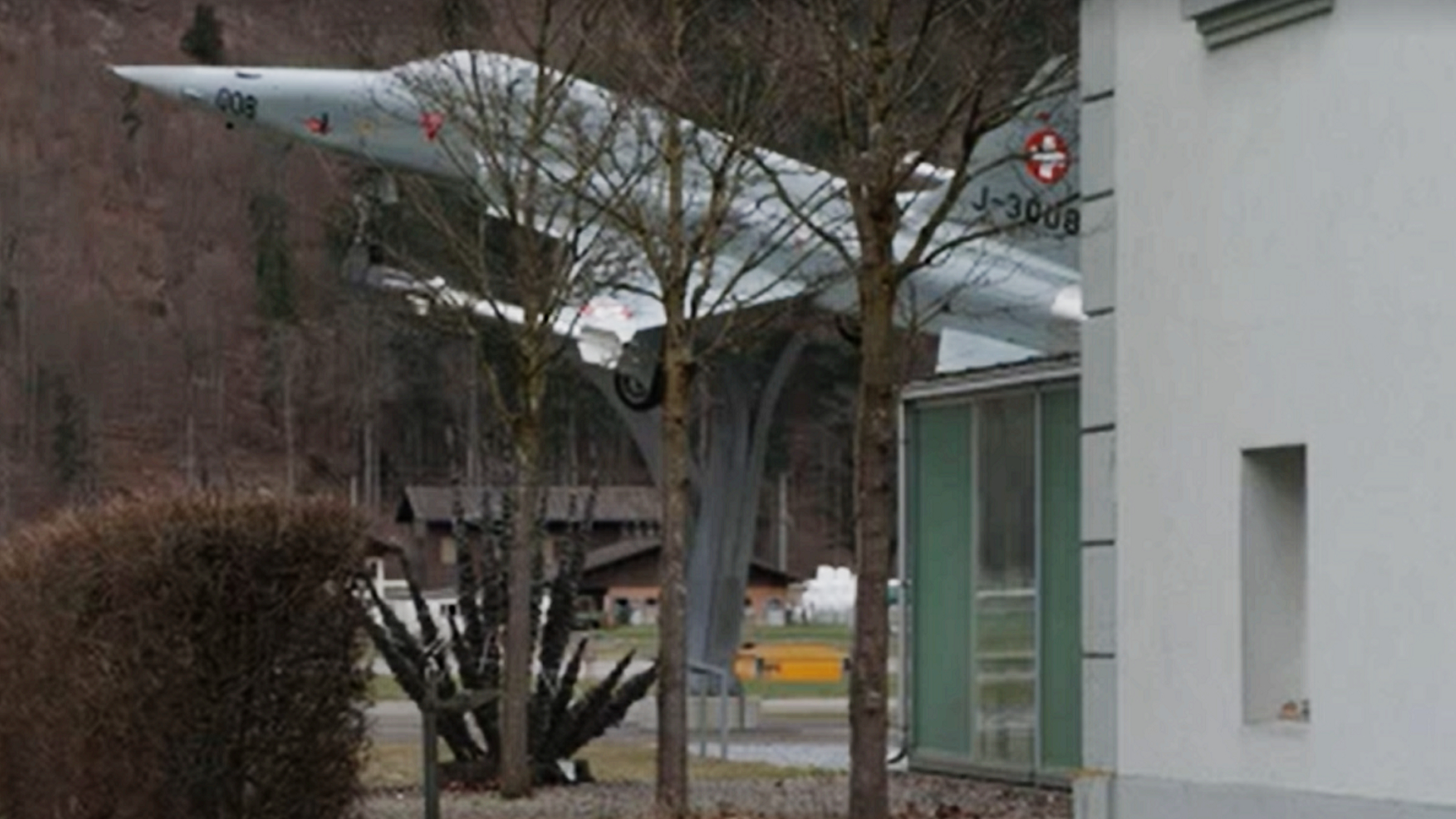 Un avion de chasse exposé à proximité de l'hôtel Rössli