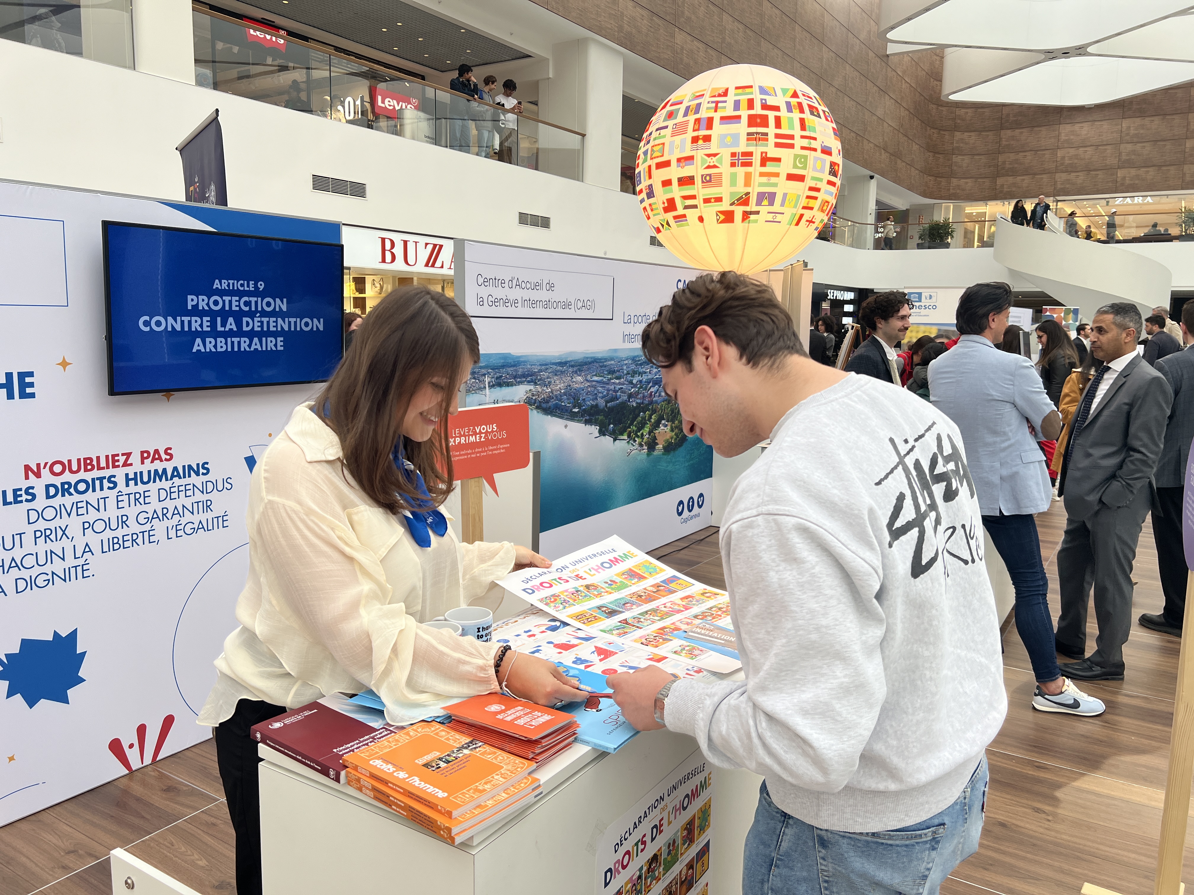 Deux personnes parlent sur un stand de l'exposition
