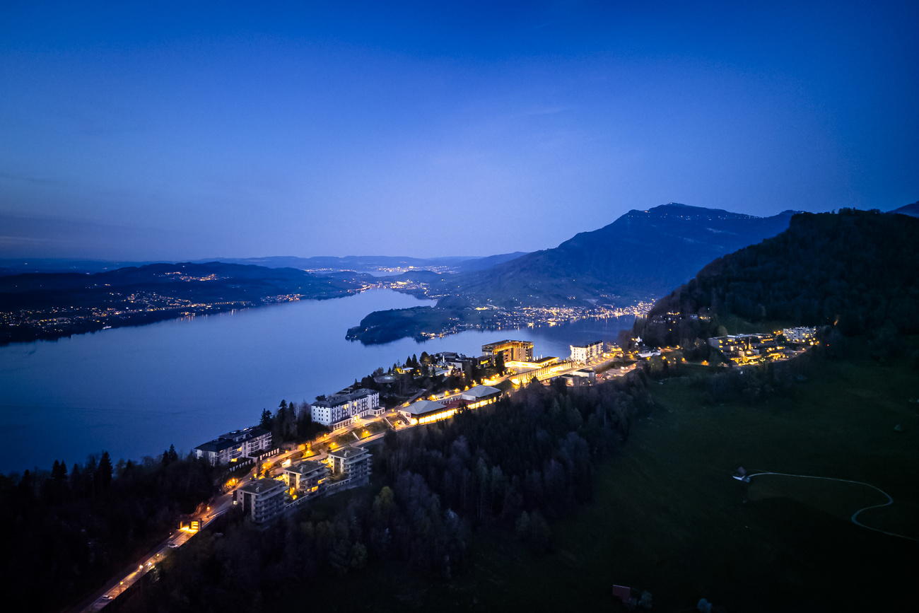 眼下に広がる町と湖