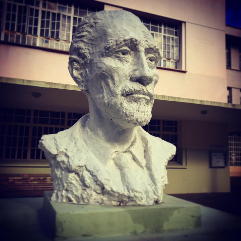 Busto de Enrique Pichon-Rivière. Esta efigie se encuentra en el Hospital Borda, donde se erige como símbolo representativo de la "Escuela de Psicoanálisis del Borda