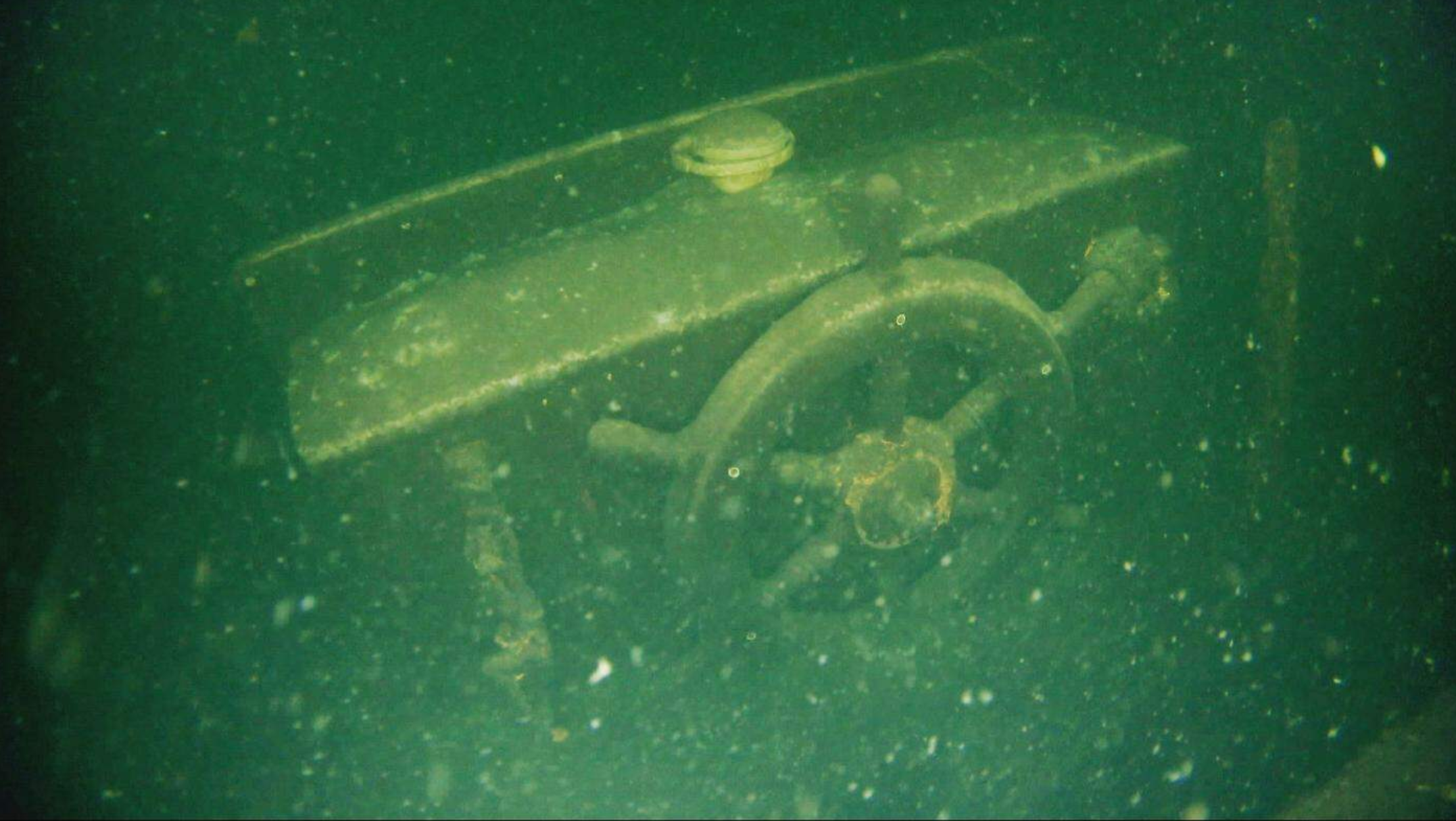 Il timone del Mercedes in fondo al Verbano.