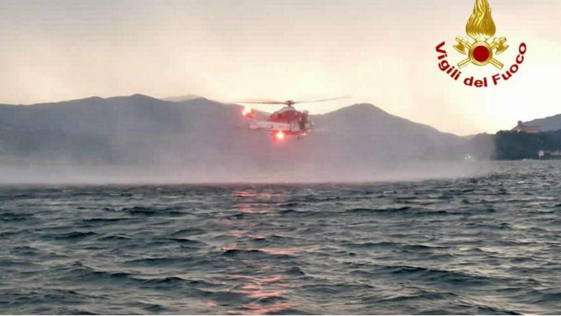 Un elicottero volteggia sul Verbano.