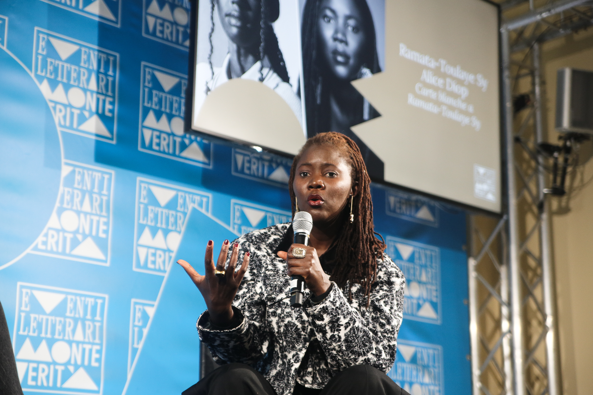 Mulher falando em público